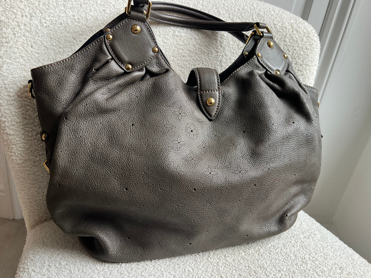 Louis Vuitton Gris Pearl Monogram Mahina Leather L Bag