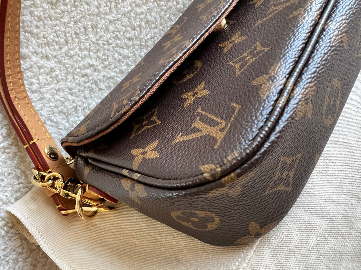 Louis Vuitton Ivy Wallet on Chain Bag Monogram Canvas (RRP £1,370)