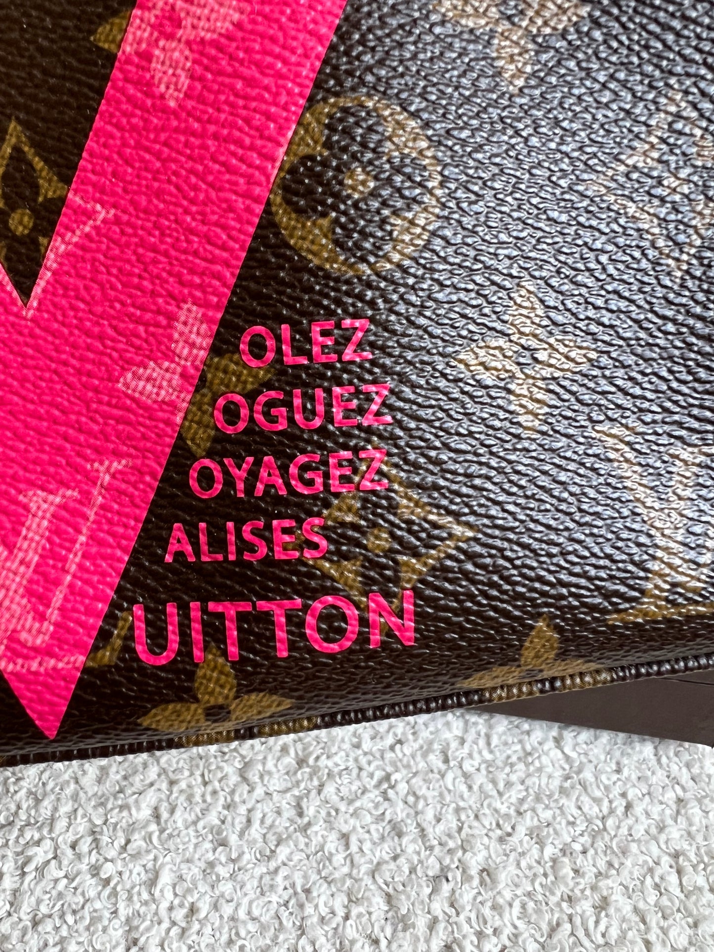 Louis Vuitton Pochette Accessoires Grenade Monogram V