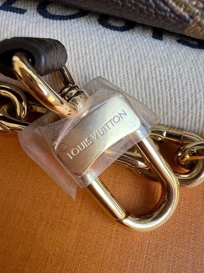 Louis Vuitton Pochette Metis East West Monogram (RRP £2,270)