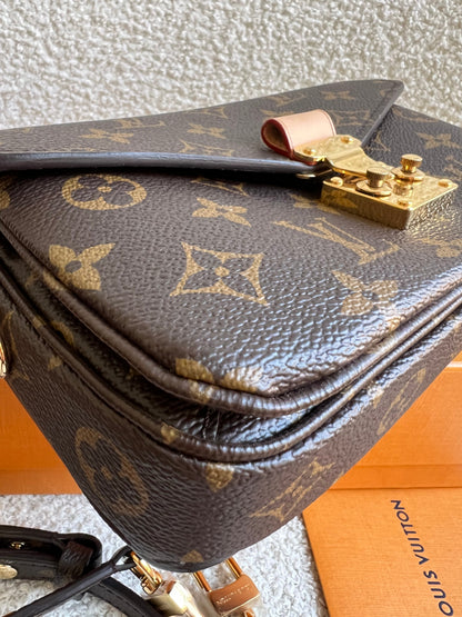 Louis Vuitton Pochette Metis East West Monogram (RRP £2,270)
