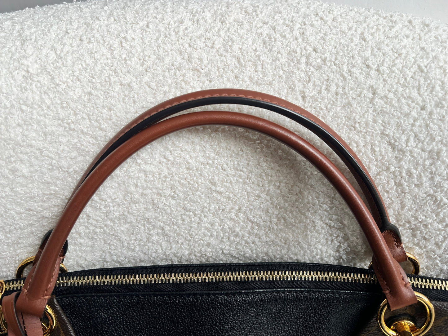 Louis Vuitton V Tote MM Tan and Monogram Canvas (RRP £1,890)