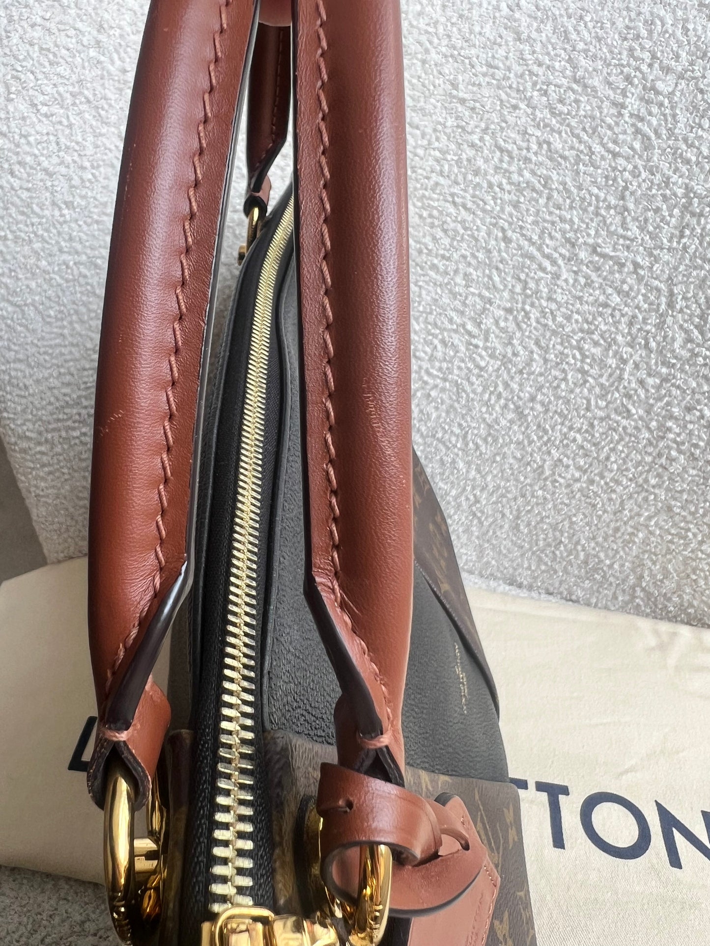 Louis Vuitton V Tote MM Tan and Monogram Canvas (RRP £1,890)