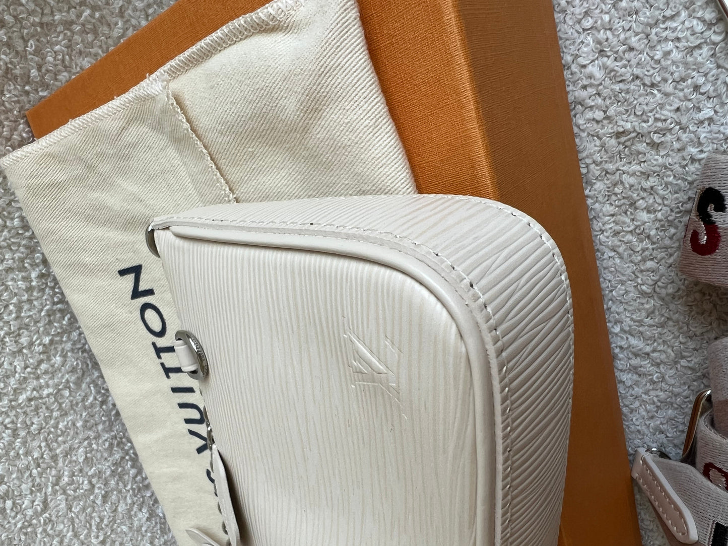 Louis Vuitton Easy Pouch Creme Epi (RRP £1320)