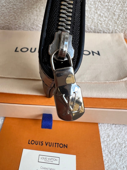 Louis Vuitton Pouch Discovery Pouch PM Monogram Eclipse (RRP £550)