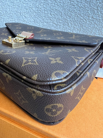 Louis Vuitton Pochette Metis Monogram (RRP £2,060)