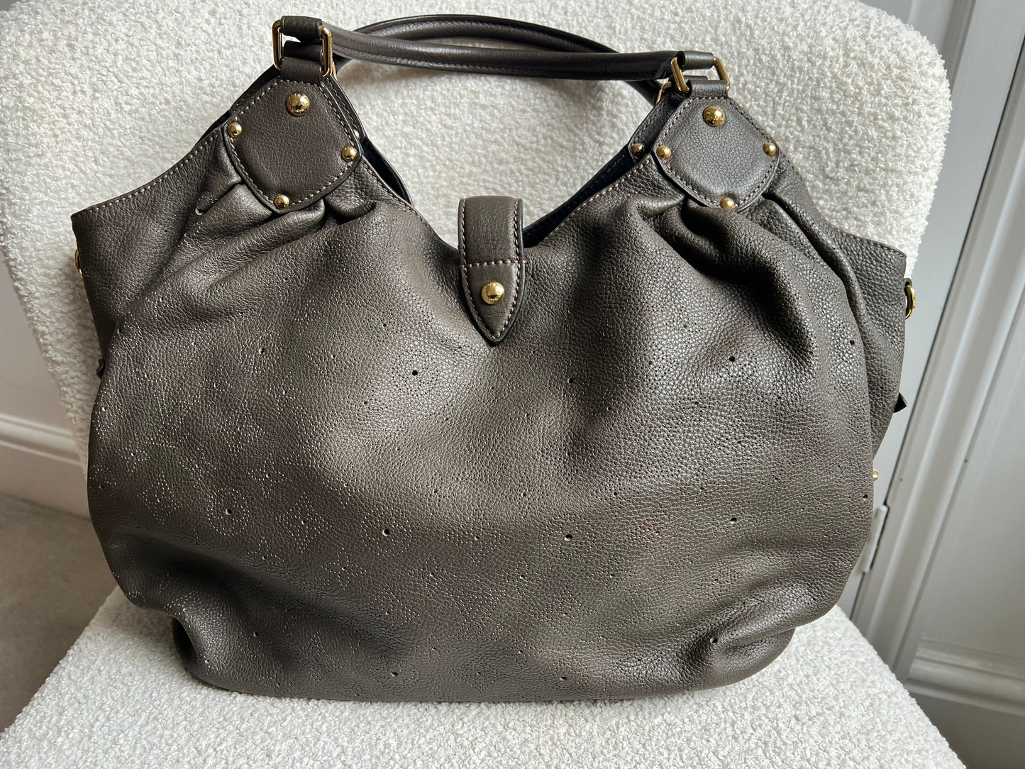 Louis Vuitton Gris Pearl Monogram Mahina Leather L Bag
