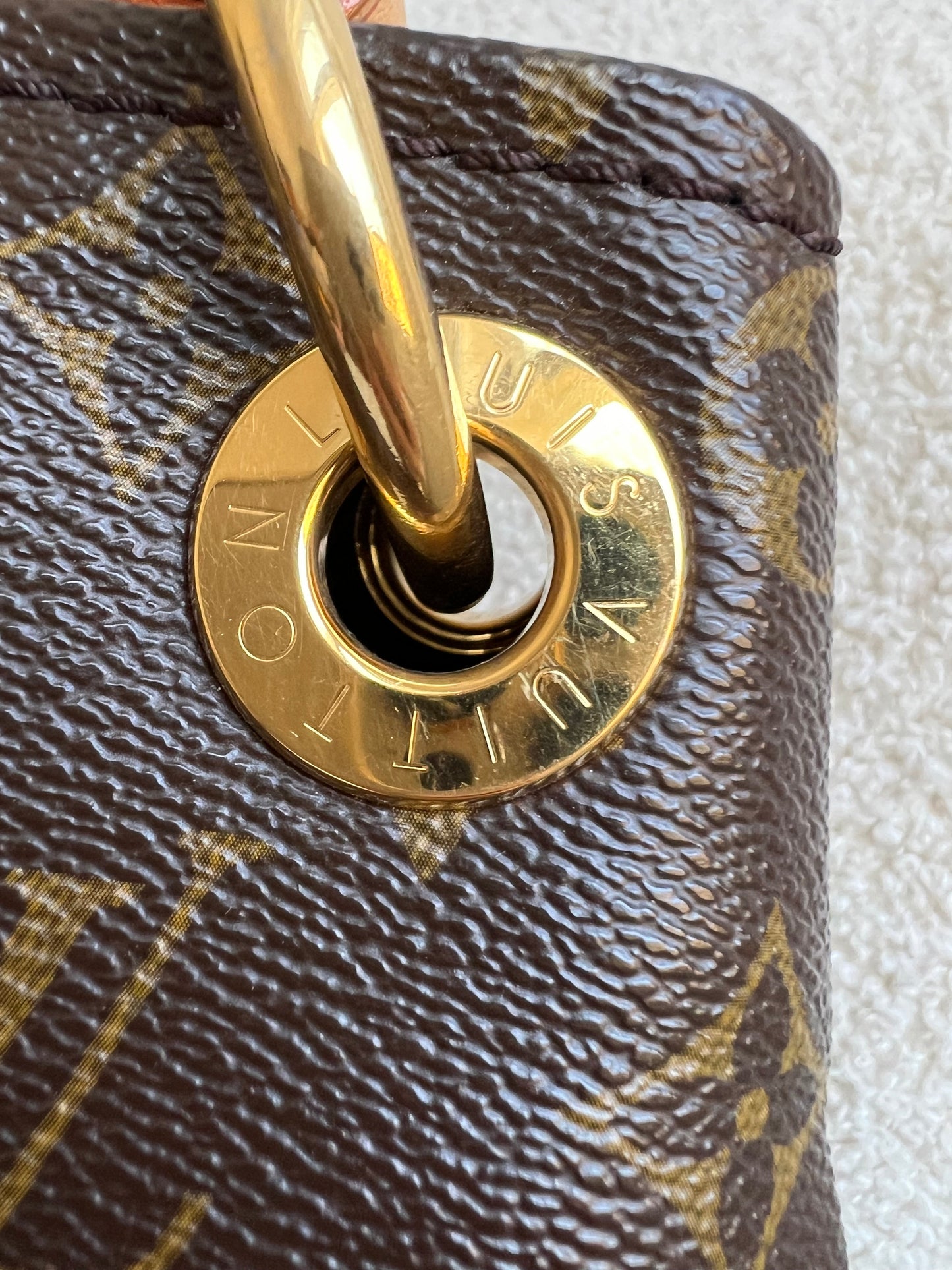 Louis Vuitton Artsy MM Monogram (RRP £1,940)