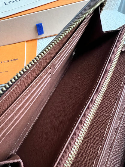 Louis Vuitton Zippy Wallet in Monogram (RRP £580)