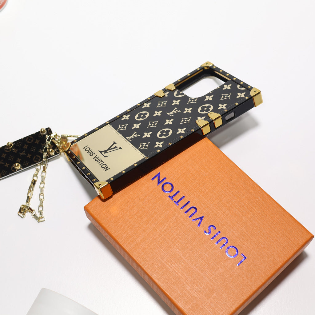 Reverse Golden Monogram Lv Eye Trunk Iphone Case For 11 12 13 14 15 16 Pro Max Plus Series / 18 Pro / 18 Pro Max