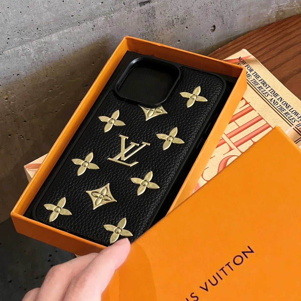 Luxury Golden Monogram Leather Iphone Case / 18 Pro / 18 Pro Max