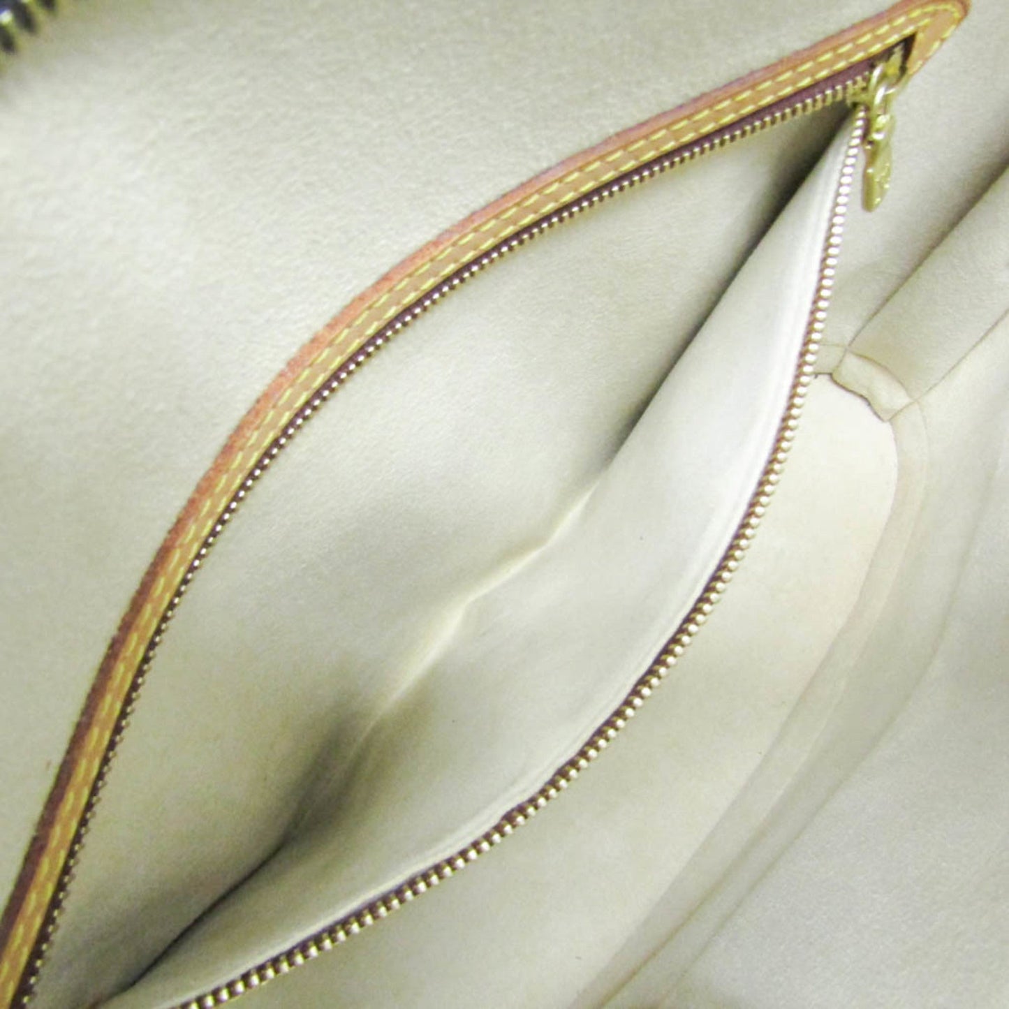 Louis Vuitton    Shoulder Bag