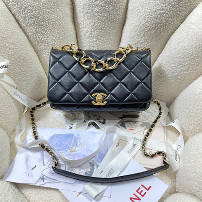 Chanel Luxury Handbag Style 424