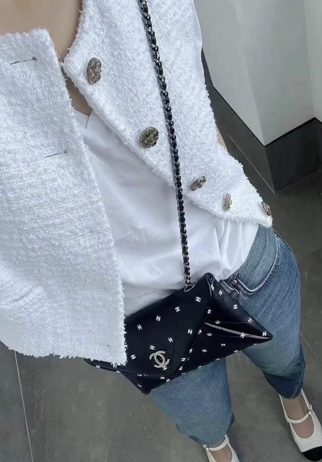 Chanel22 Black Logo Envelope Bag