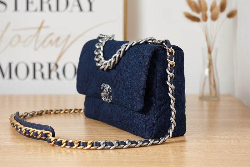 Chanel Luxury Handbag Style 462