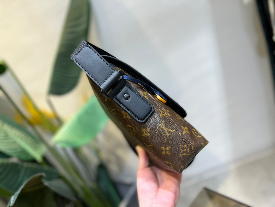 Louis Vuitton Magnetic Messenger