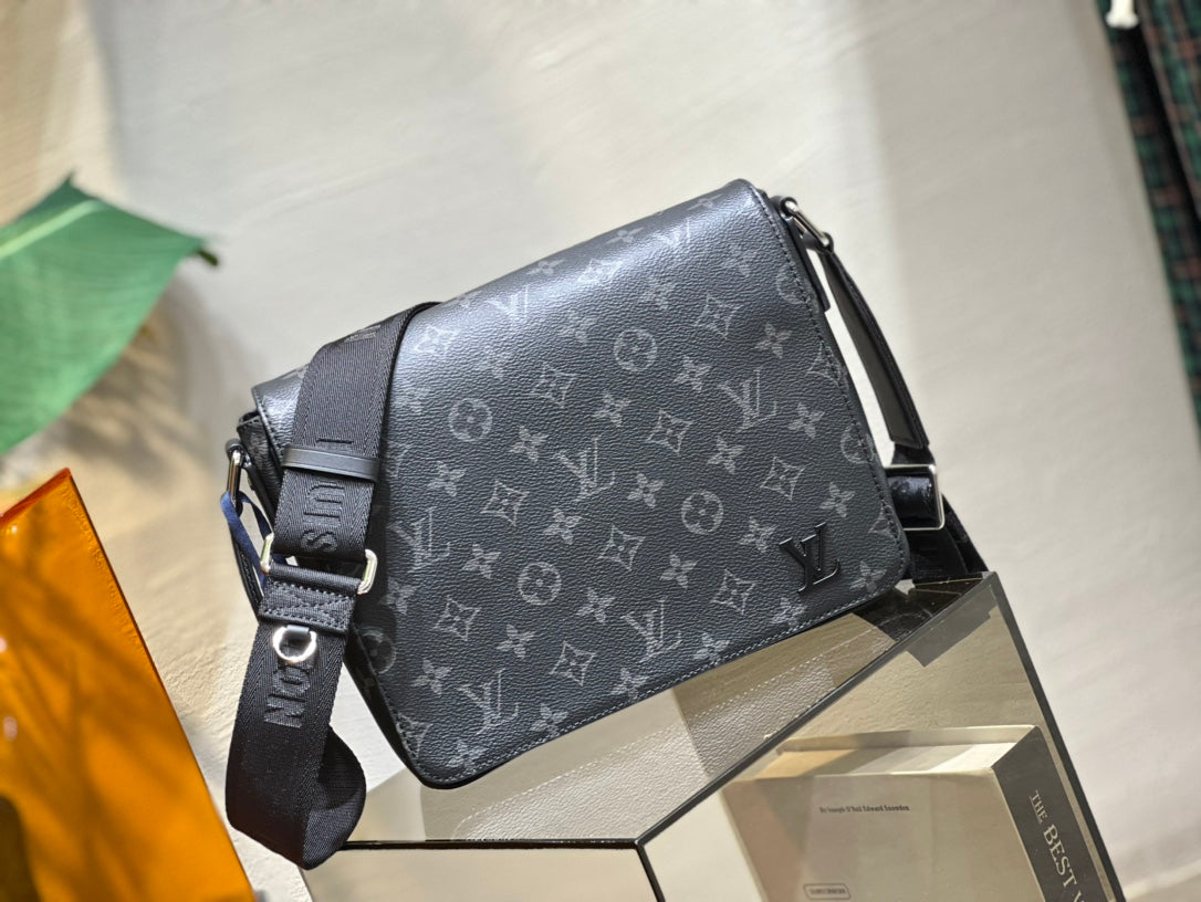 Louis Vuitton District PM Messenger