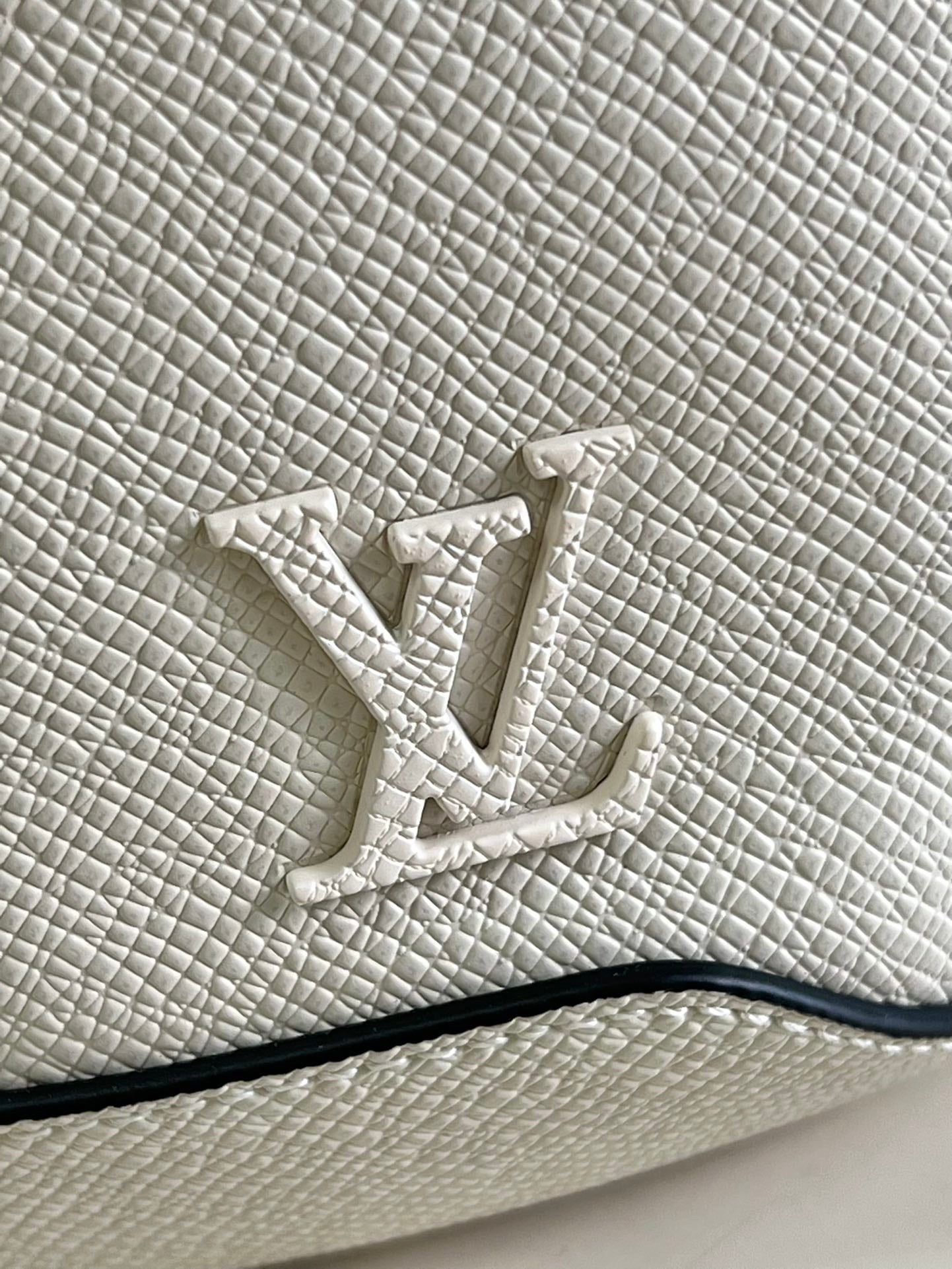 Louis Vuitton Avenue Sling Bag