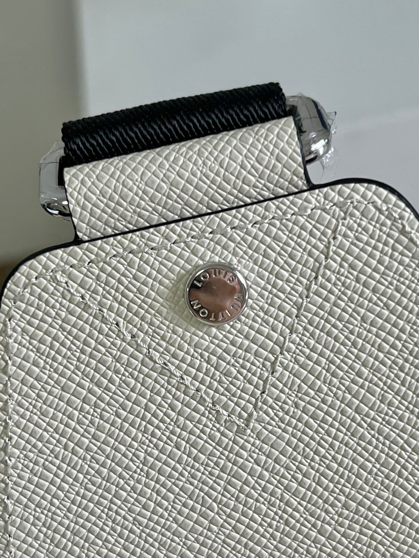 Louis Vuitton Avenue Sling Bag