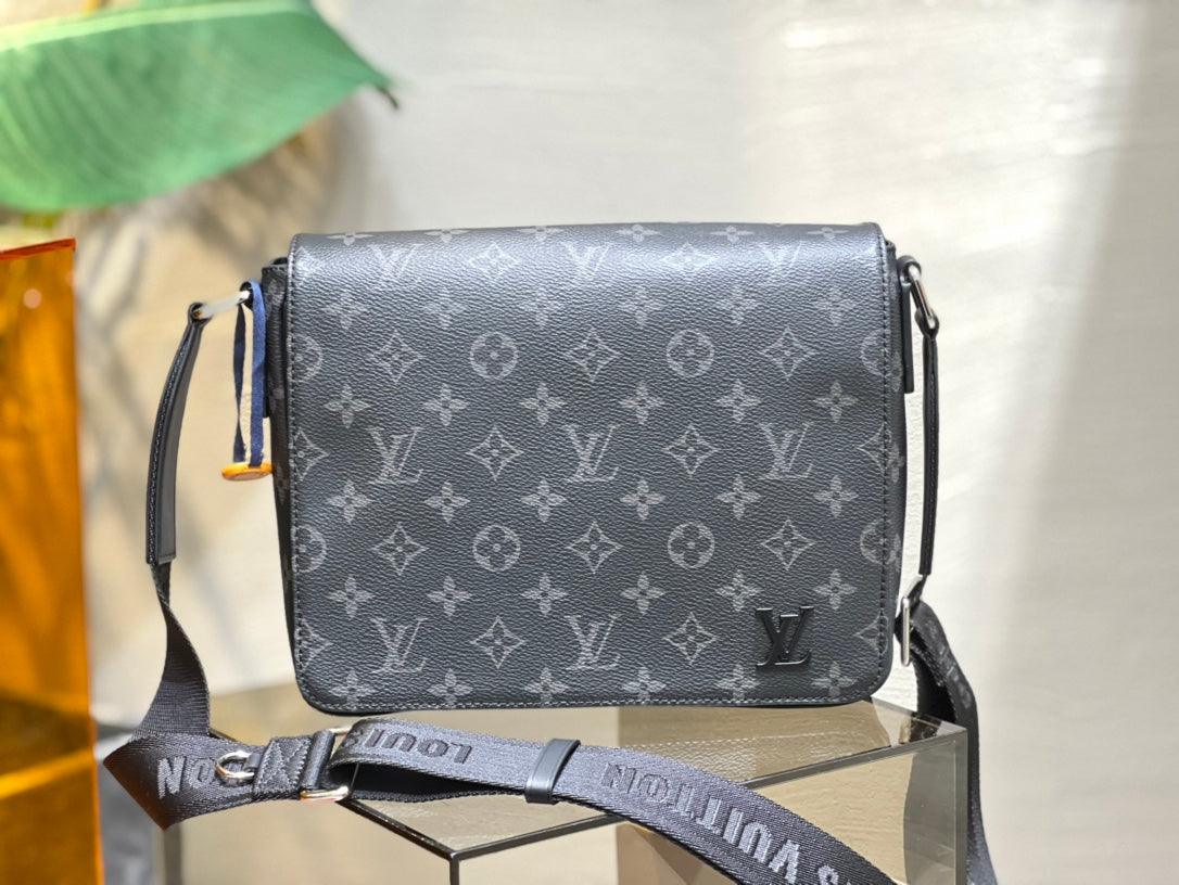 Louis Vuitton District PM Messenger