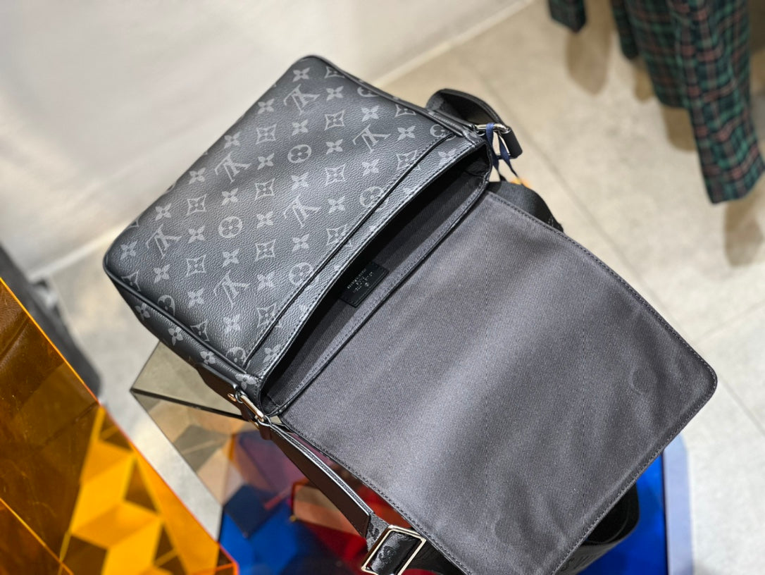 Louis Vuitton District PM Messenger