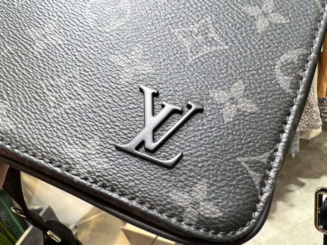 Louis Vuitton District PM Messenger