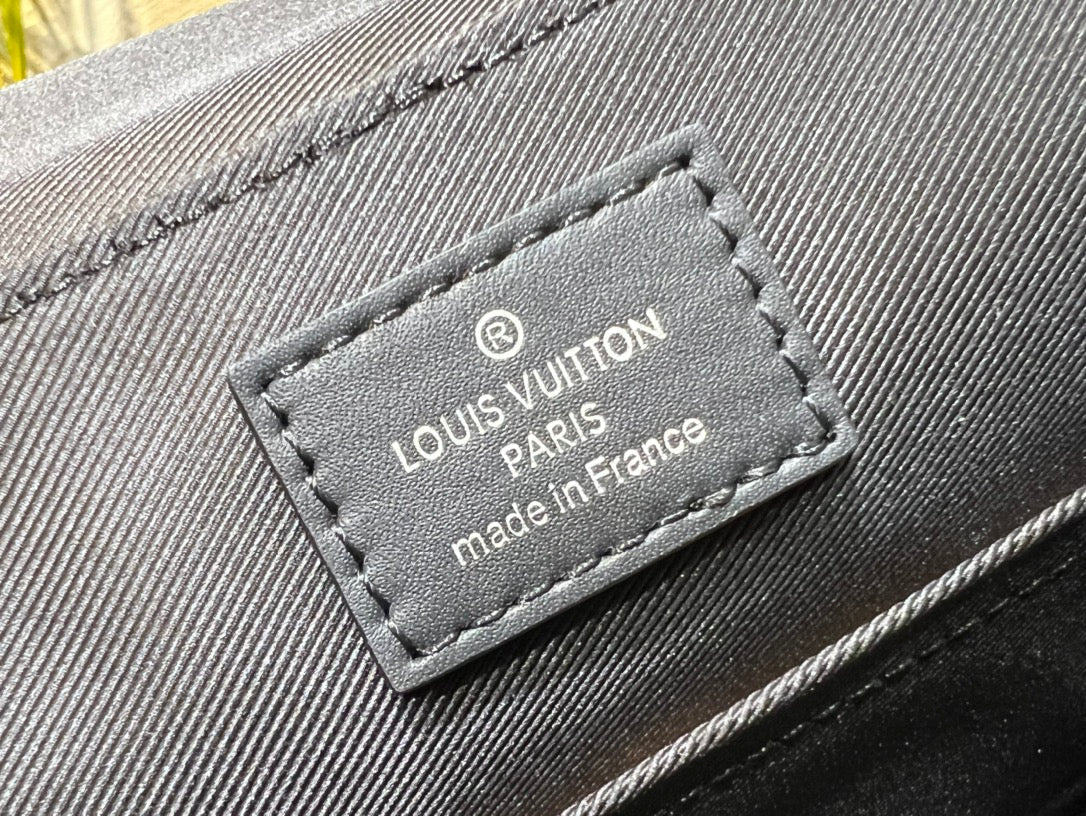 Louis Vuitton District PM Messenger