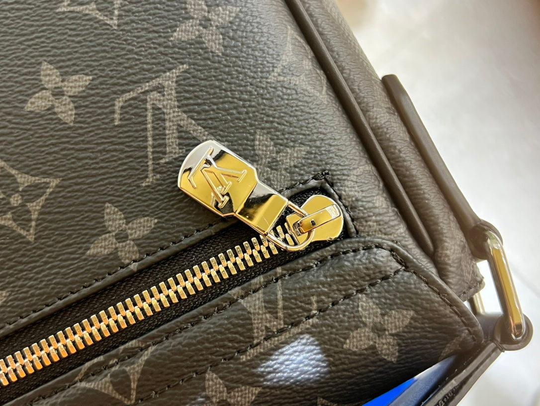 Louis Vuitton District PM Messenger