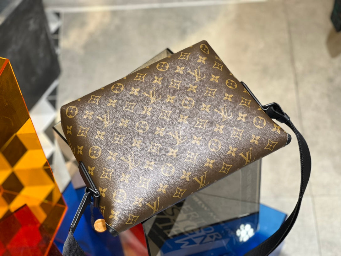 Louis Vuitton Magnetic Messenger