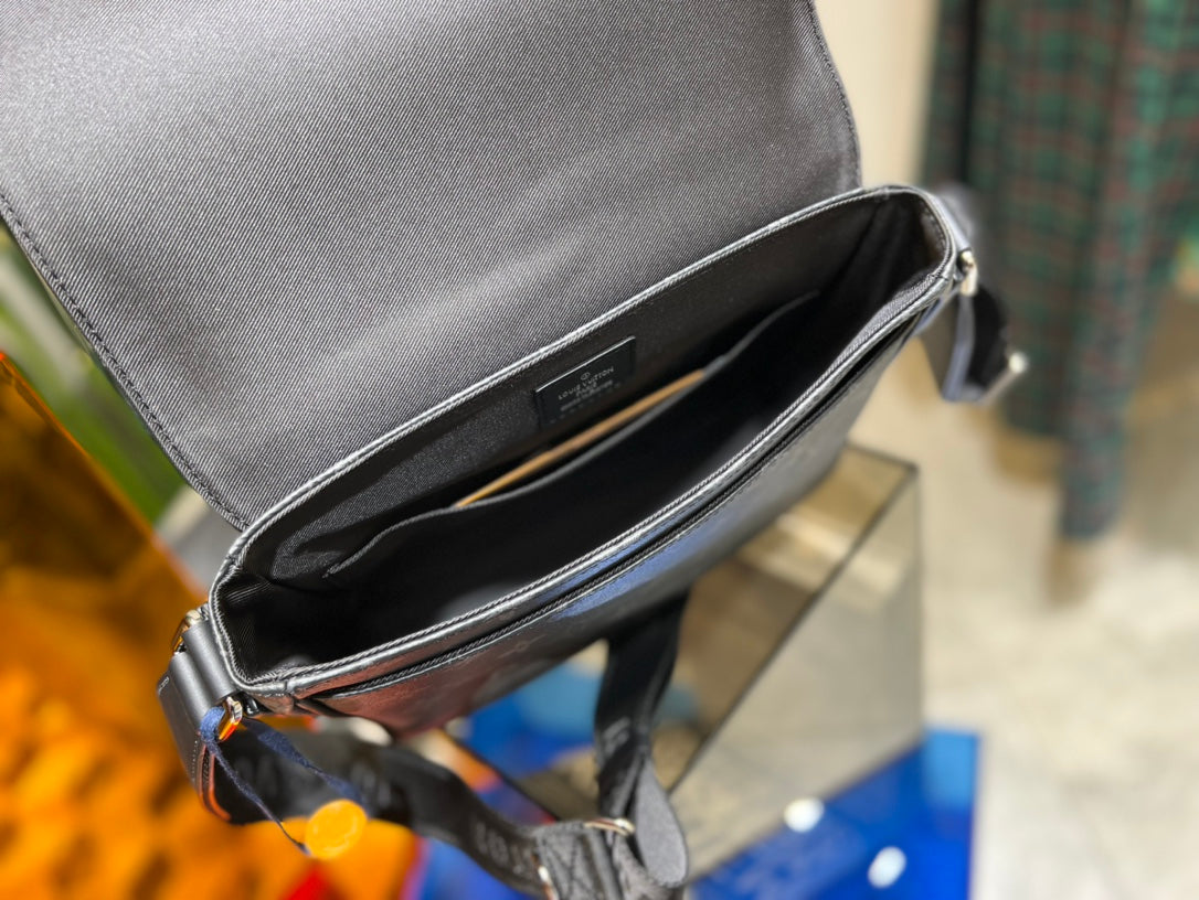 Louis Vuitton District PM Messenger
