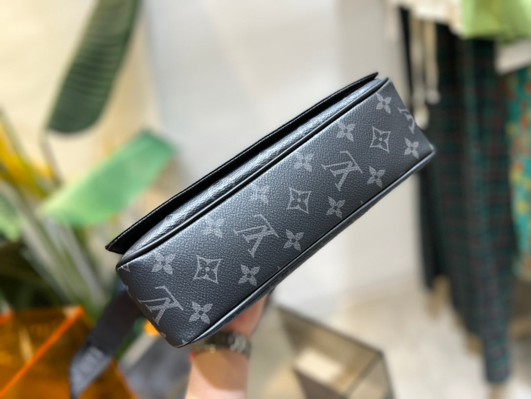 Louis Vuitton District PM Messenger