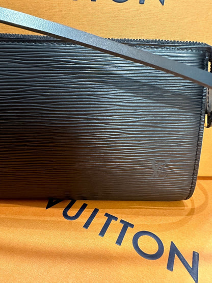 Louis Vuitton - Sac pochette accessoires PM cuir épi noir