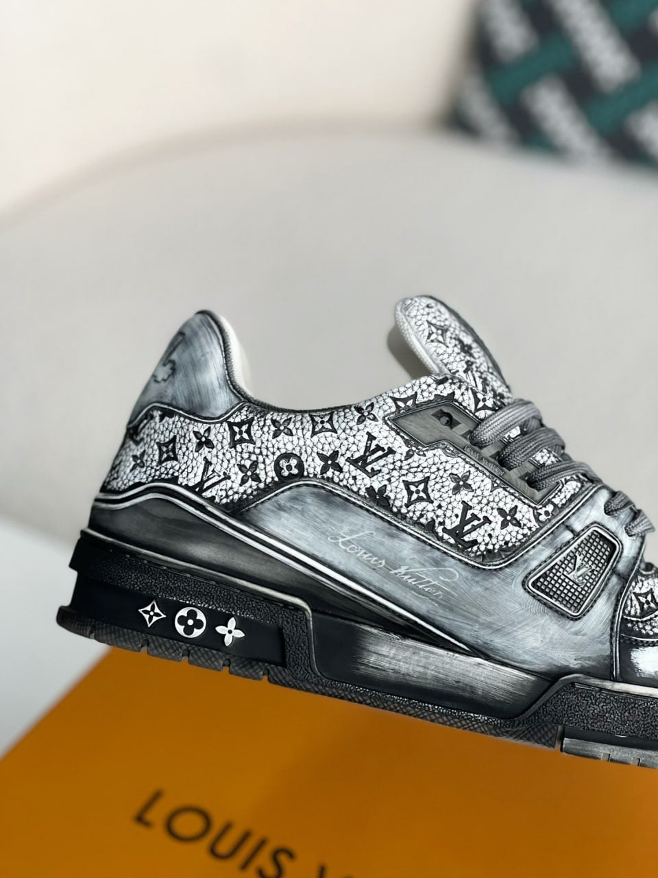LV Trainer Gray