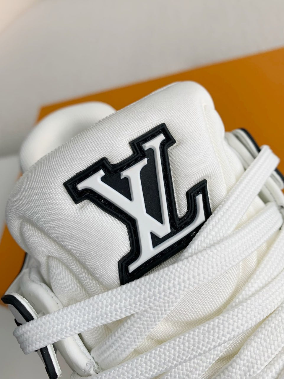 LV Trainer Black/White