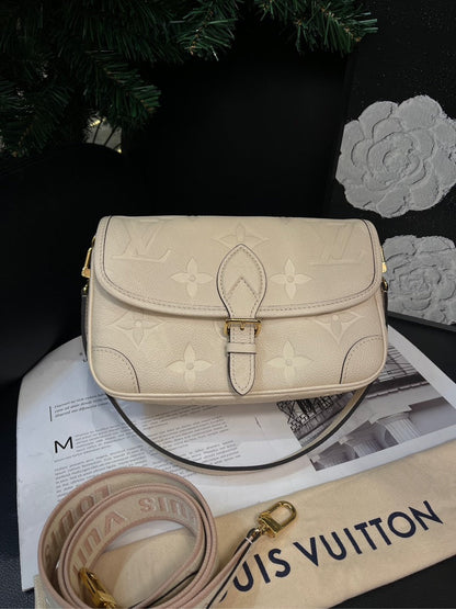 Louis Vuitton Chip Beige Leather Baguette Crossbody Bag