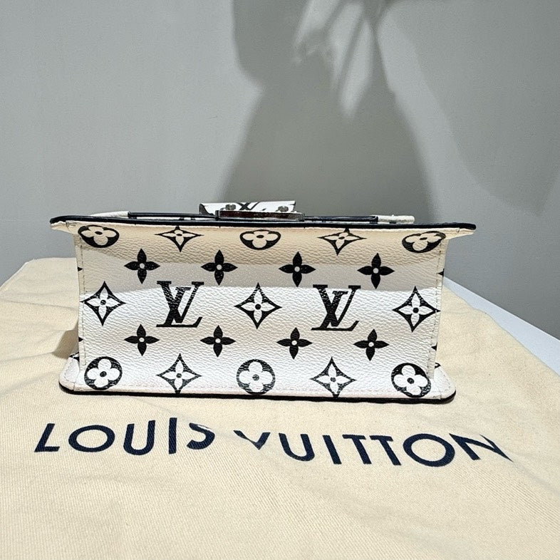 Louis Vuitton Black Patent Epi Leather Crossbody Bag Medium