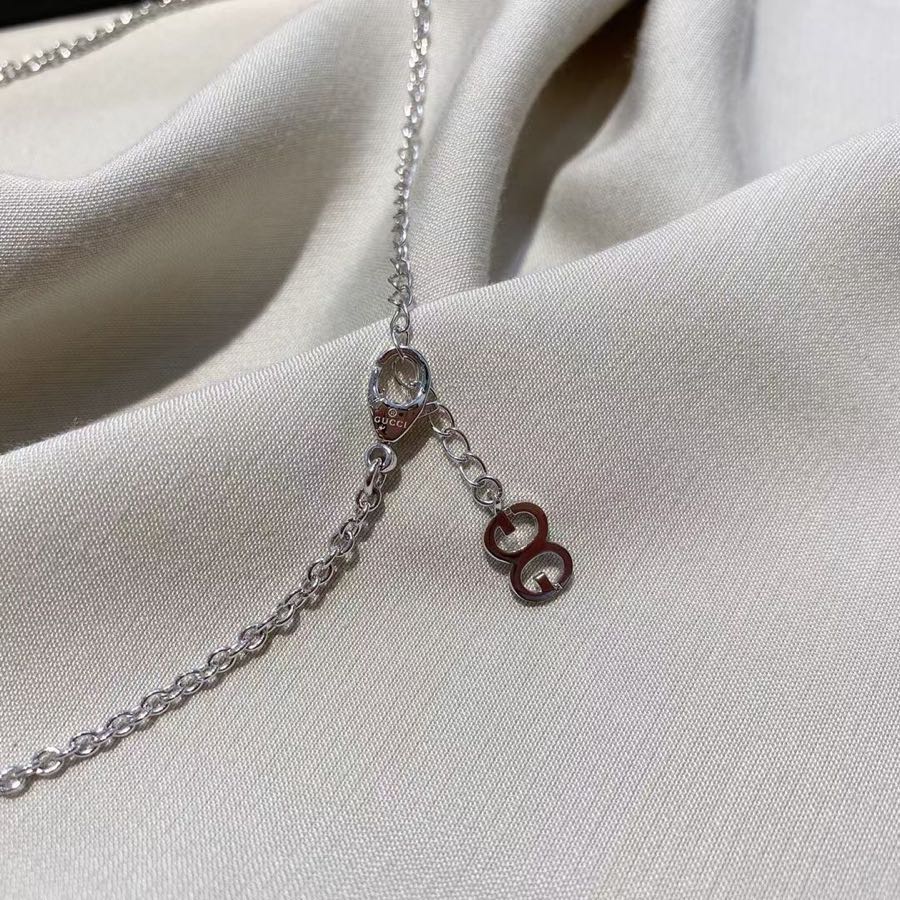 Slivery necklace