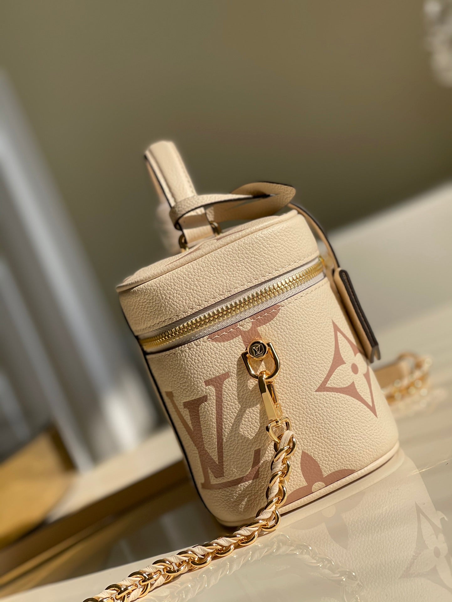 Lv vanity 19 x 13 x 11cm 2colors
