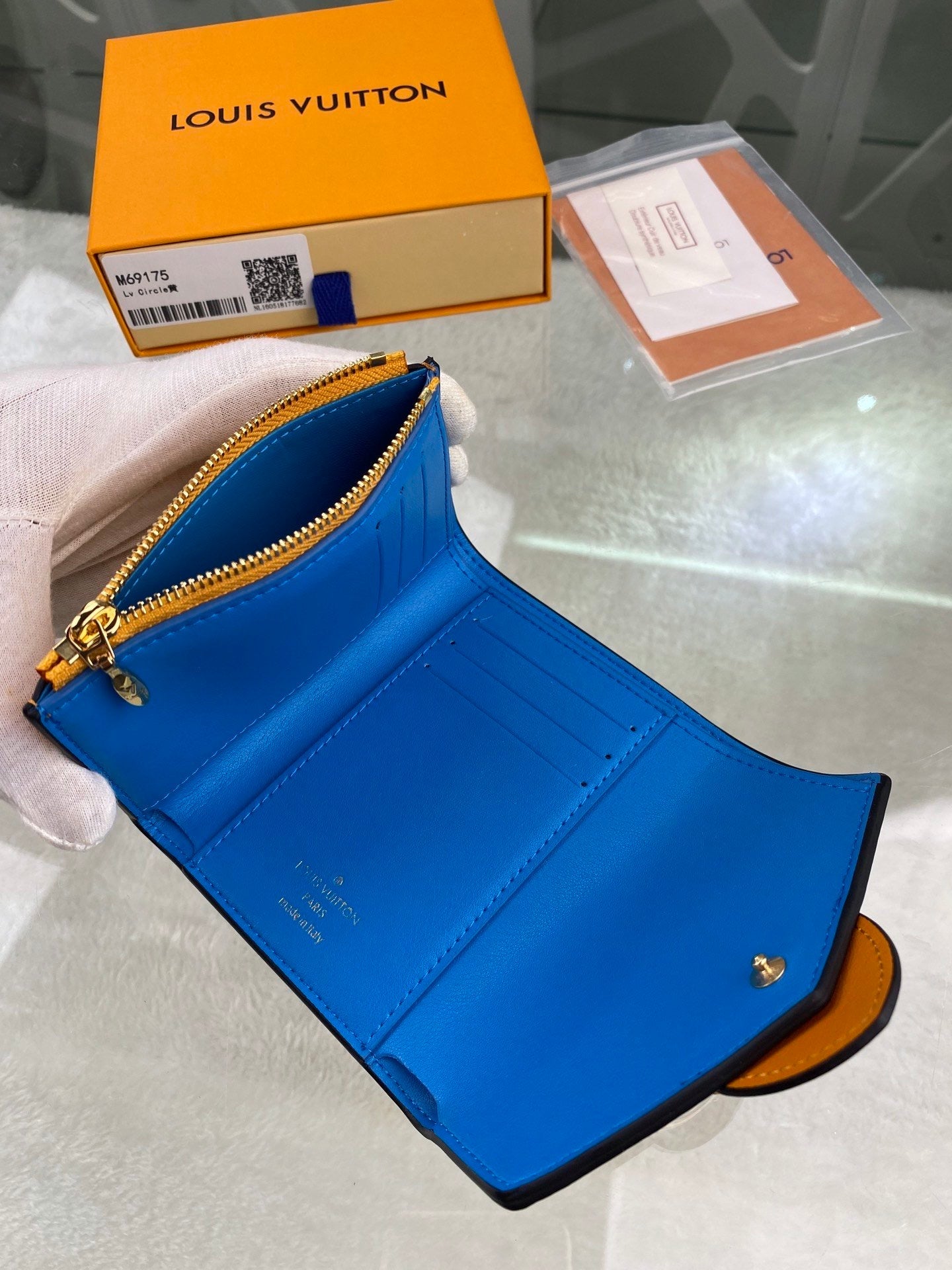 Lv wallet circle
