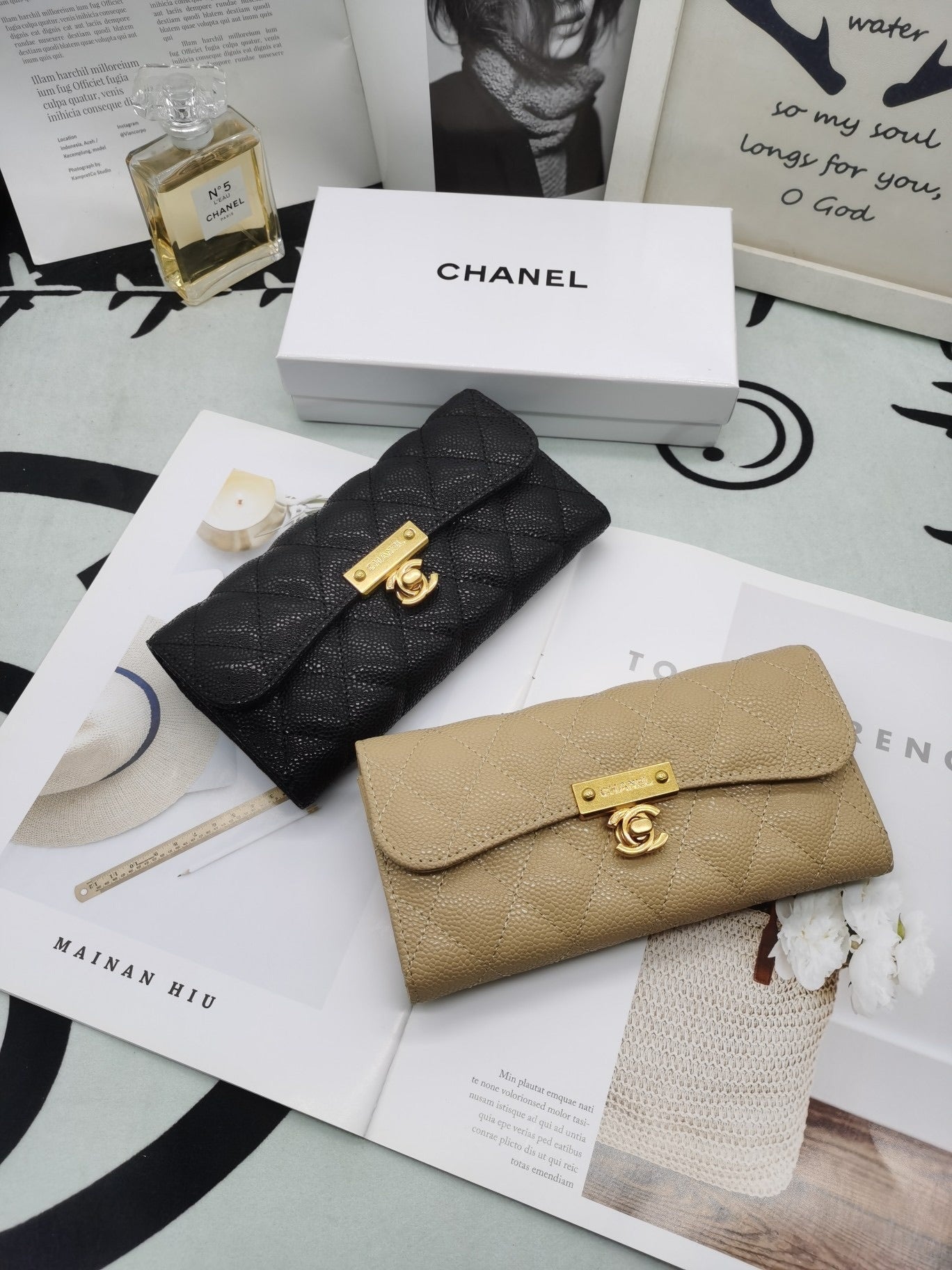Classic handbag with metal lock 19cm