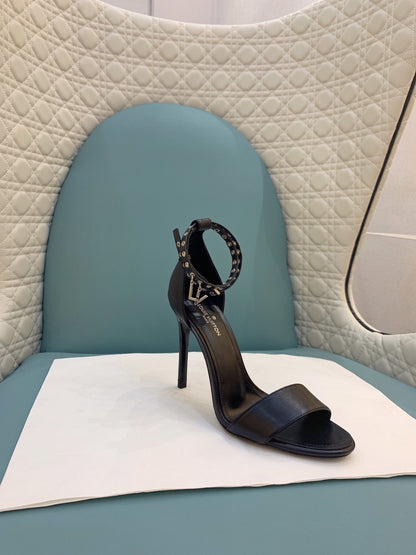 Lv b/w heels