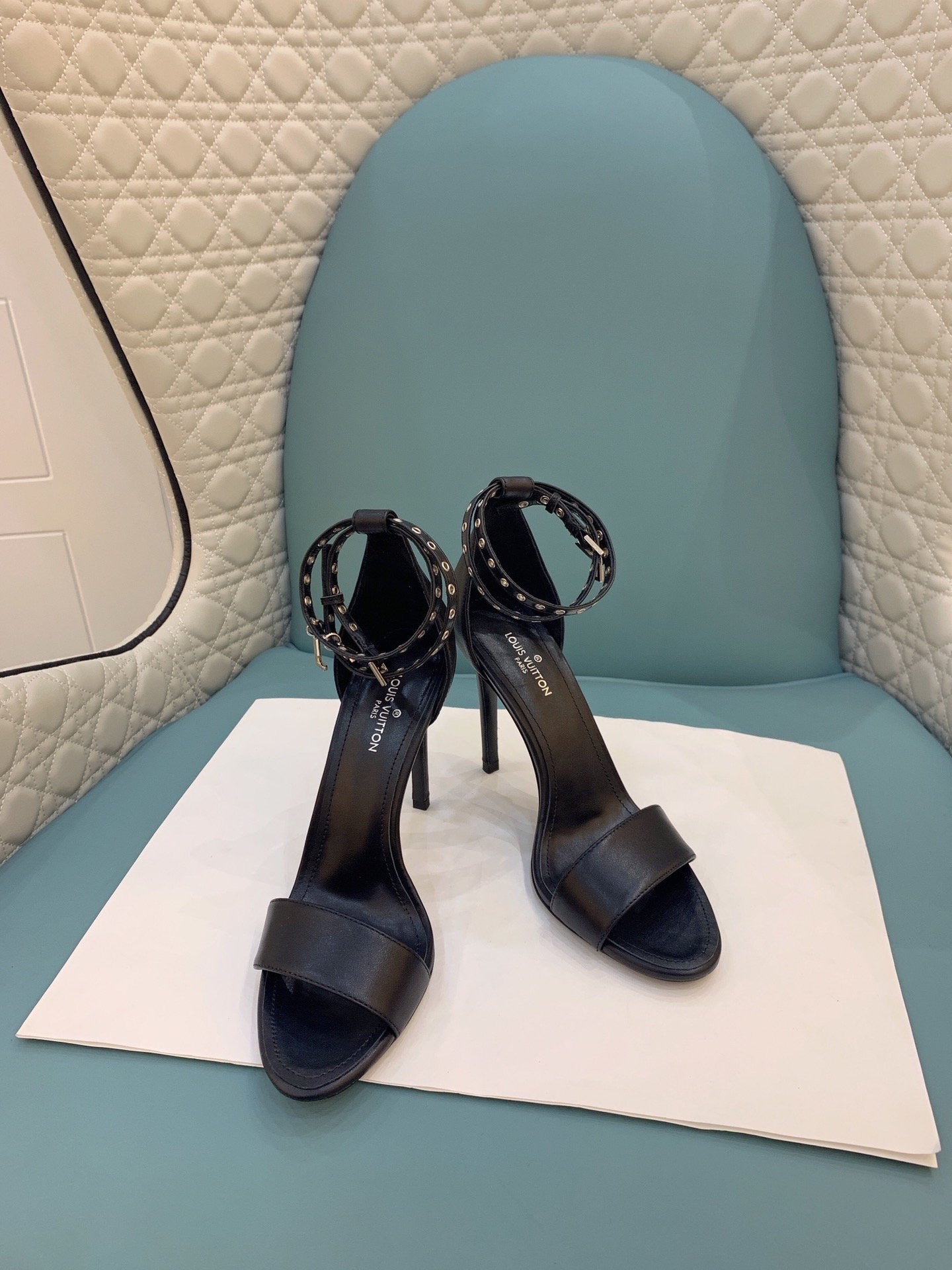 Lv b/w heels