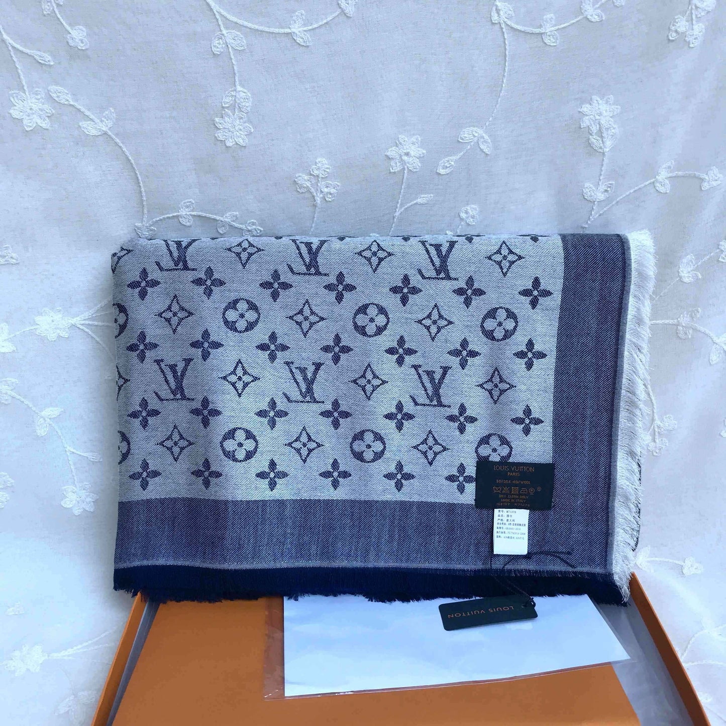 Lv scarf 2